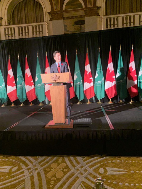 Allocution devant les drapeaux du Canada